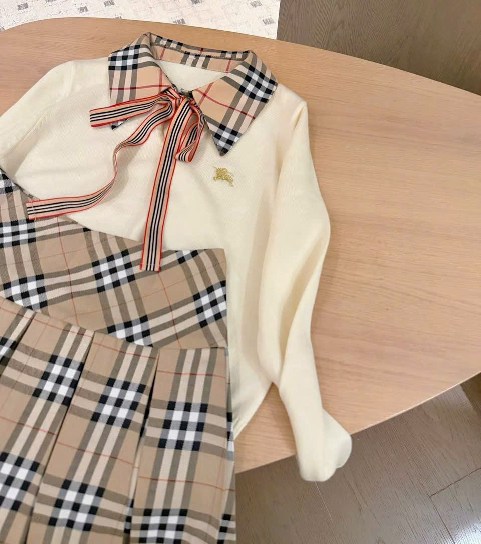 Set áo len cột nơ váy ngắn Burberry 10