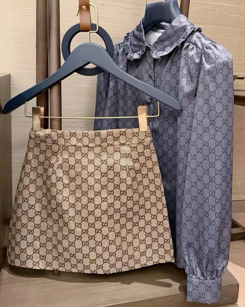 Set áo sơ mi xám lụa tay dài váy ngắn nâu Gucci 2