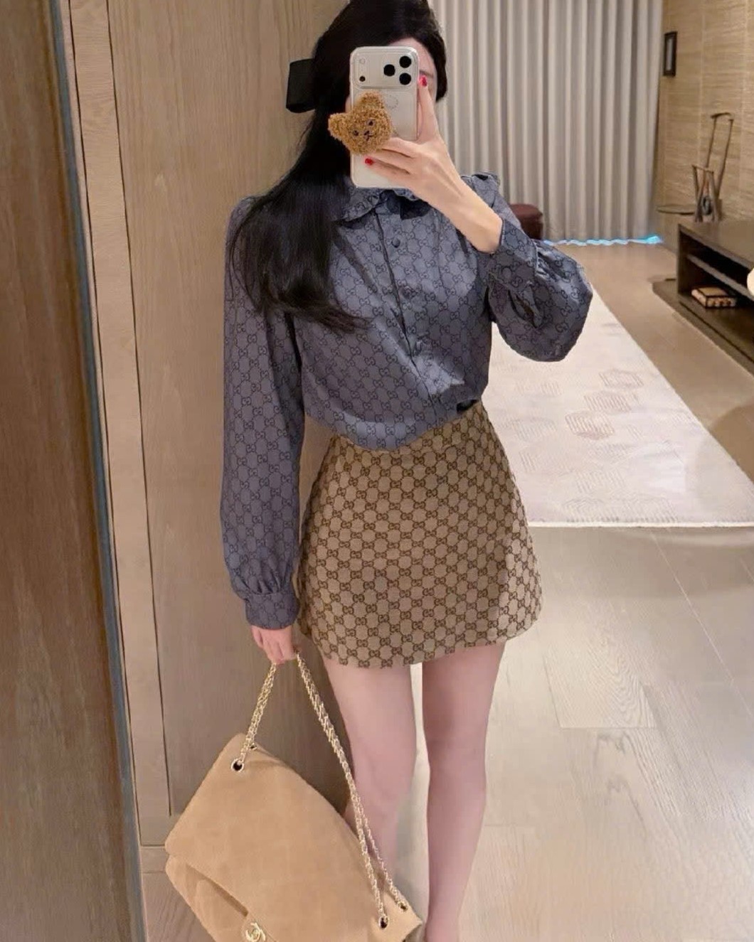 Set áo sơ mi xám lụa tay dài váy ngắn nâu Gucci 3