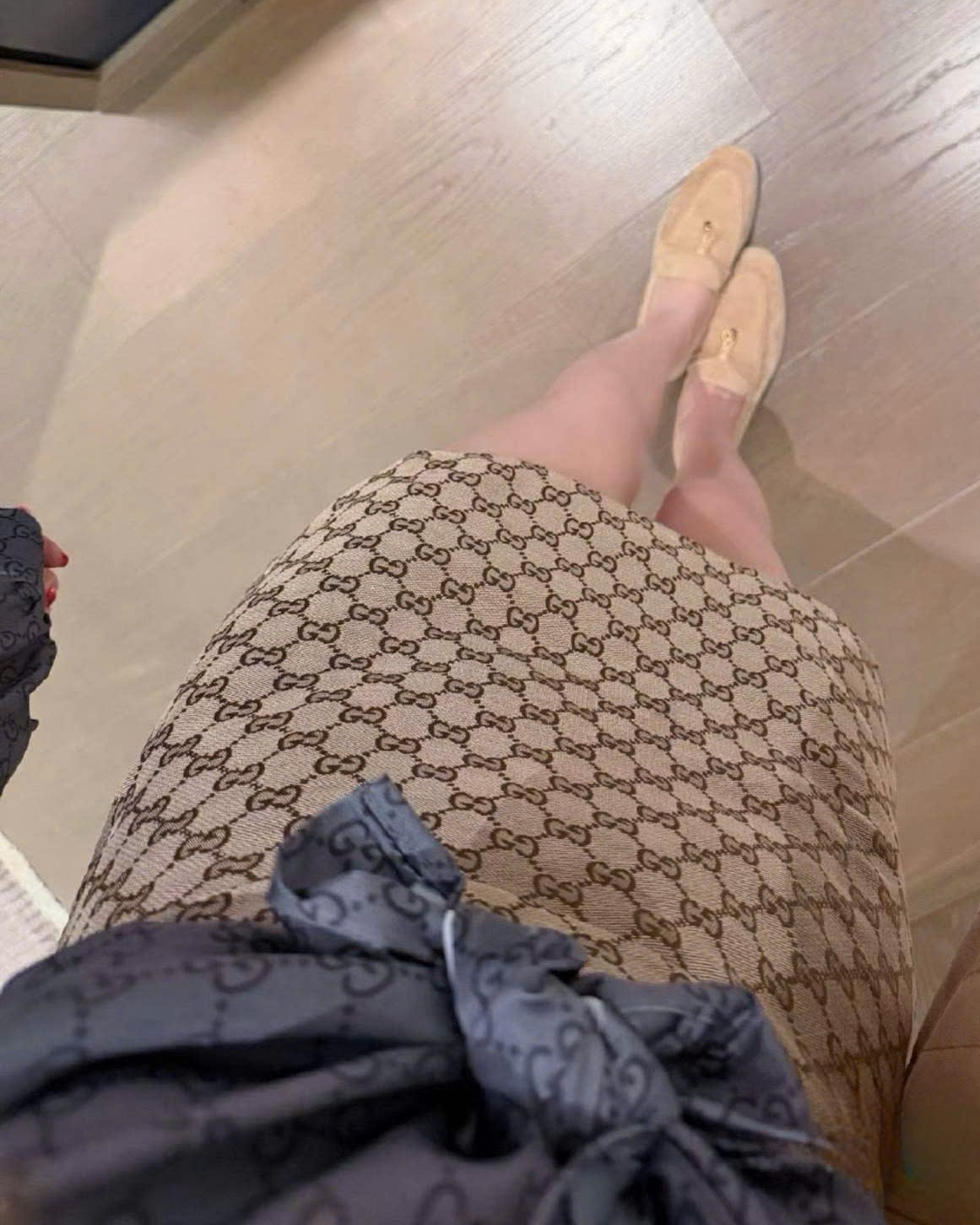 Set áo sơ mi xám lụa tay dài váy ngắn nâu Gucci 4
