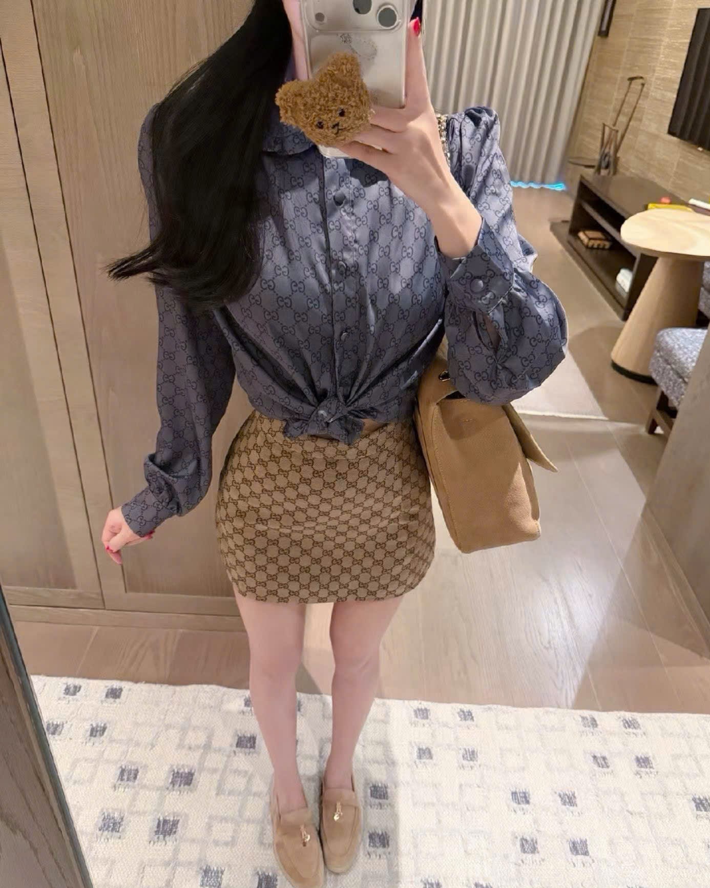 Set áo sơ mi xám lụa tay dài váy ngắn nâu Gucci 7