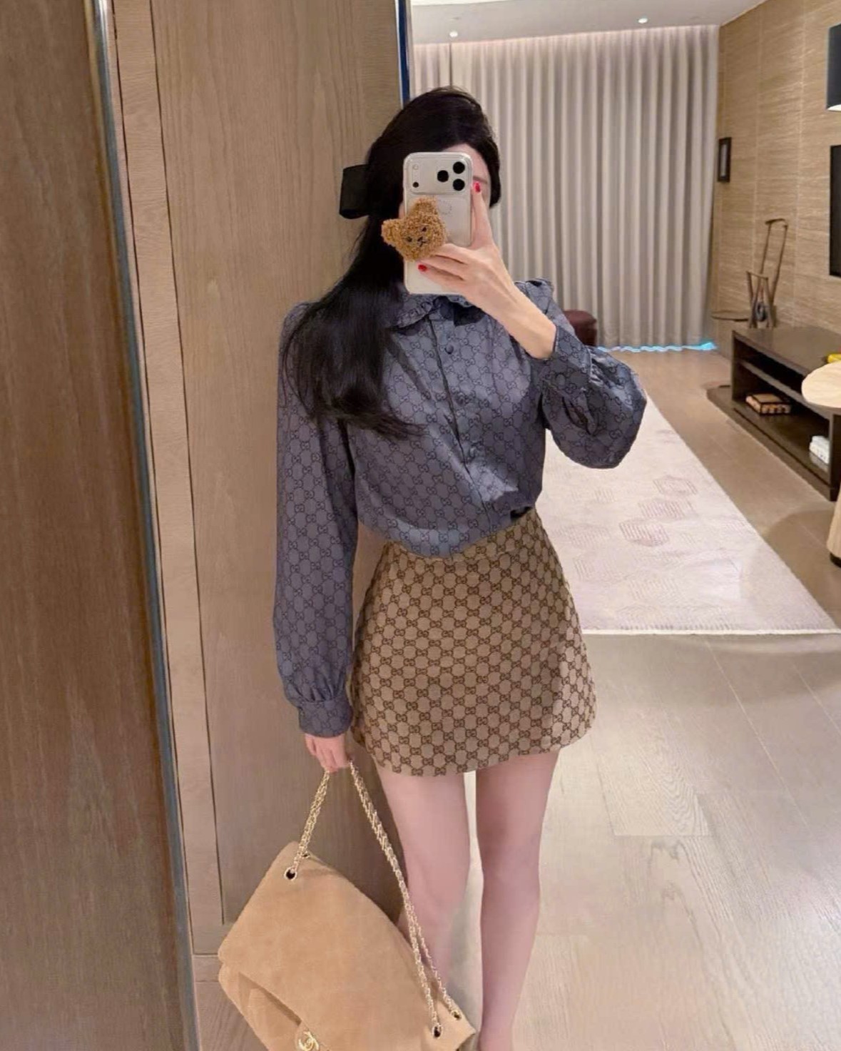 Set áo sơ mi xám lụa tay dài váy ngắn nâu Gucci 5