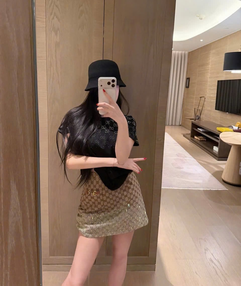 Set áo tay ngắn đen trắng váy nâu ngắn đính đá Gucci 2