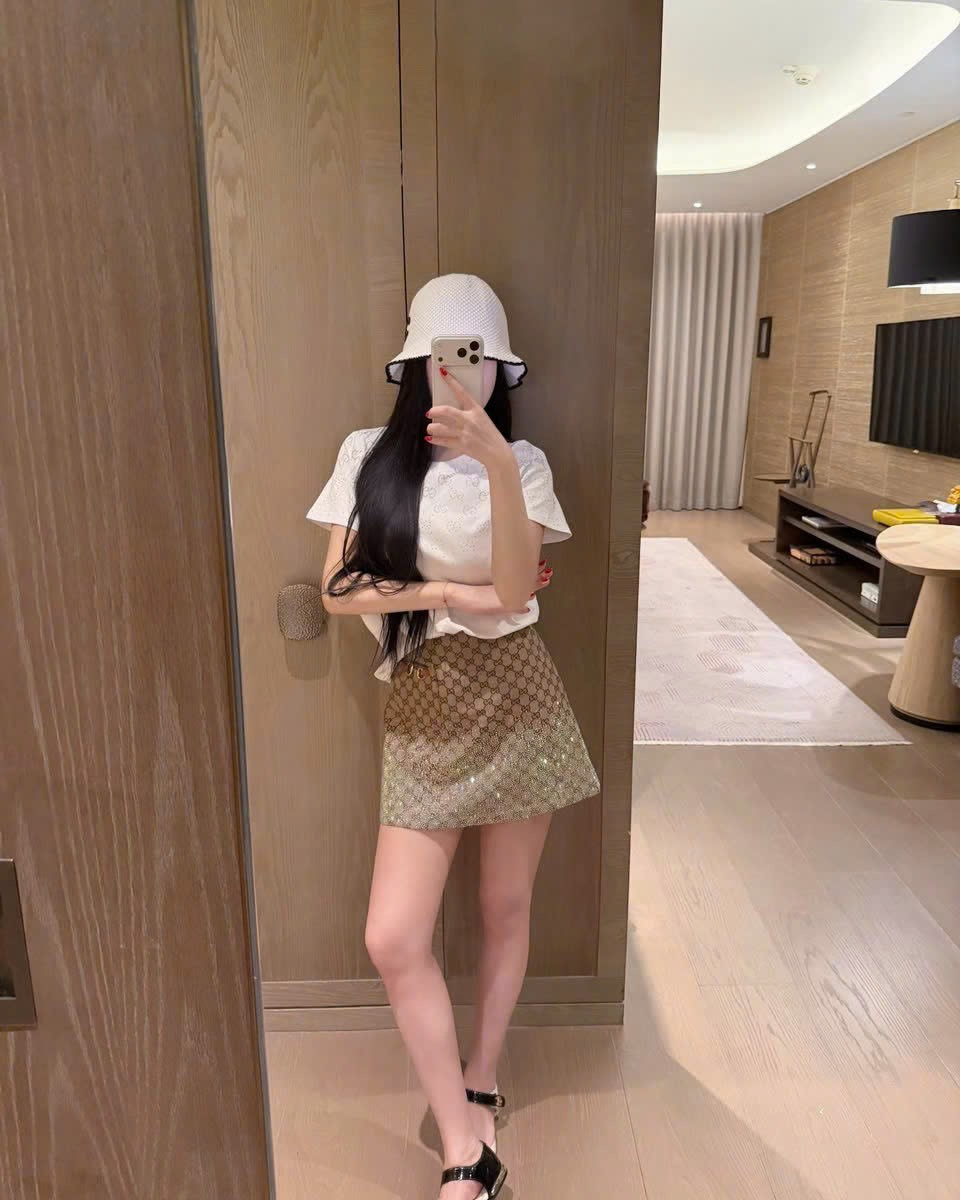 Set áo tay ngắn đen trắng váy nâu ngắn đính đá Gucci 3