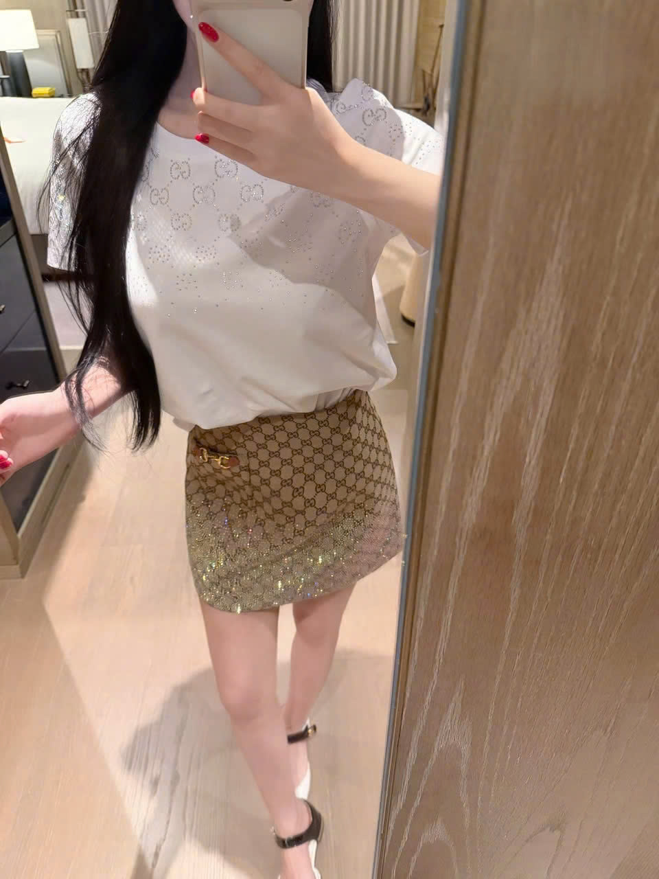Set áo tay ngắn đen trắng váy nâu ngắn đính đá Gucci 4