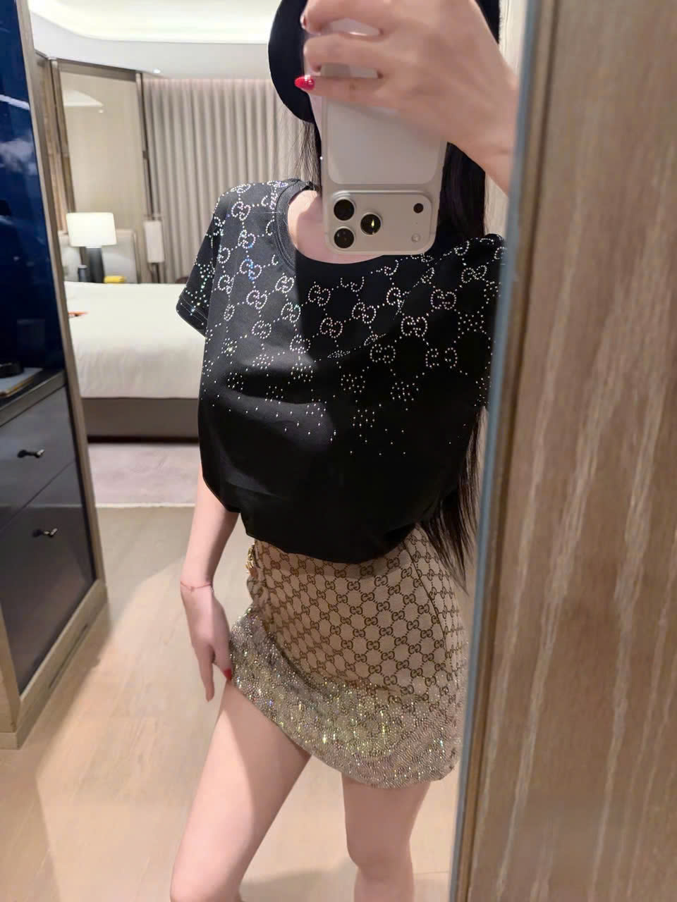 Set áo tay ngắn đen trắng váy nâu ngắn đính đá Gucci 5