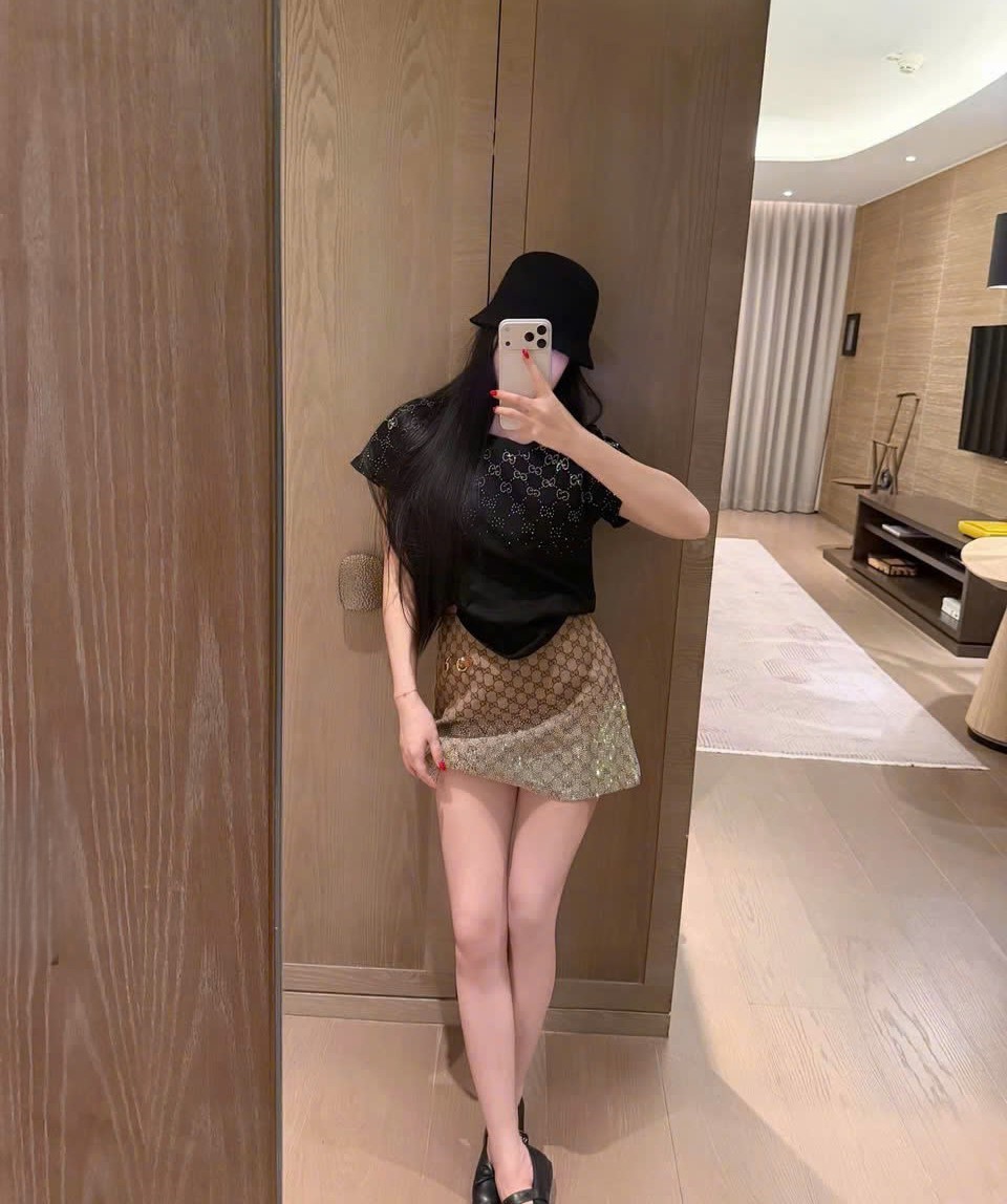 Set áo tay ngắn đen trắng váy nâu ngắn đính đá Gucci 1