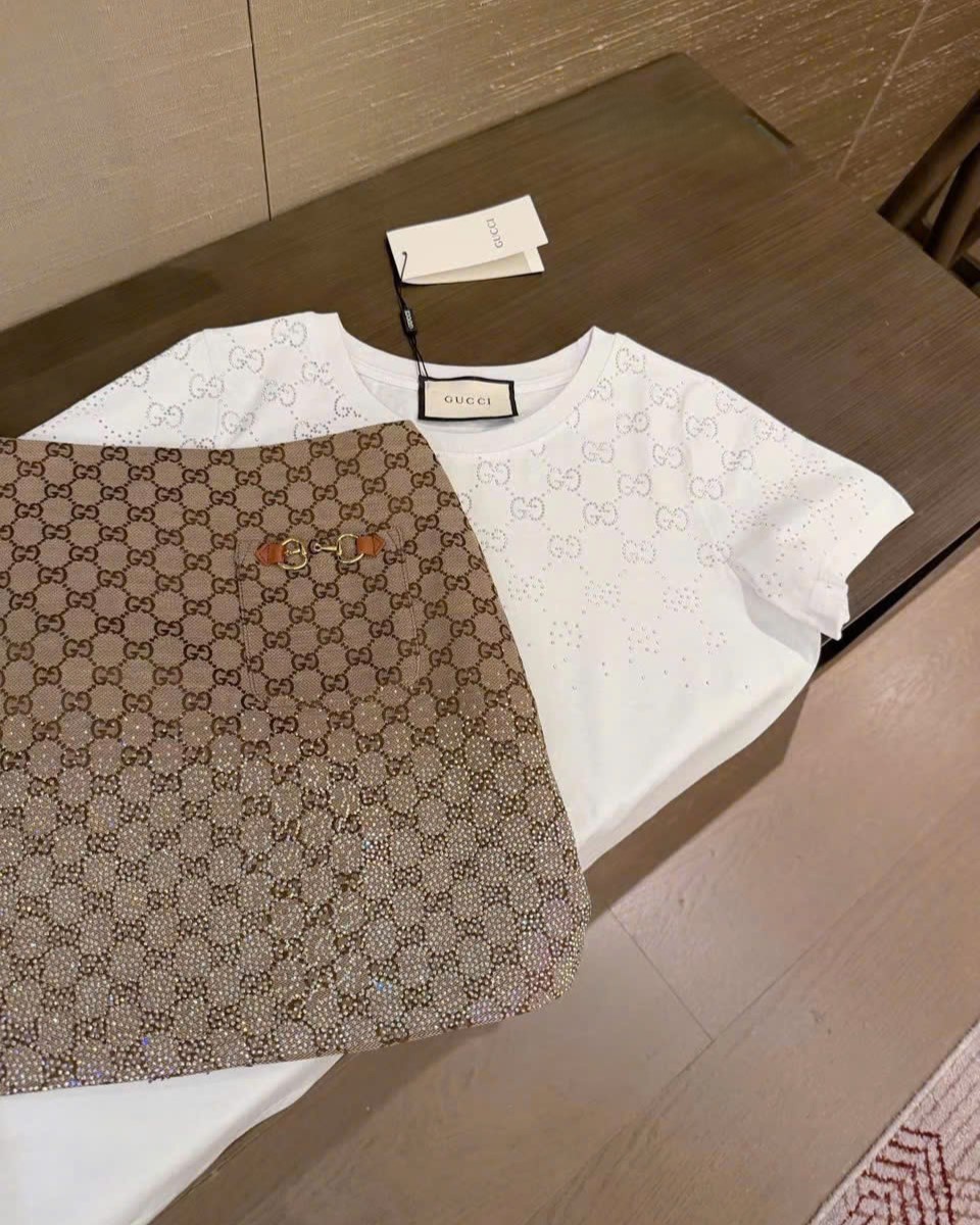 Set áo tay ngắn đen trắng váy nâu ngắn đính đá Gucci 6