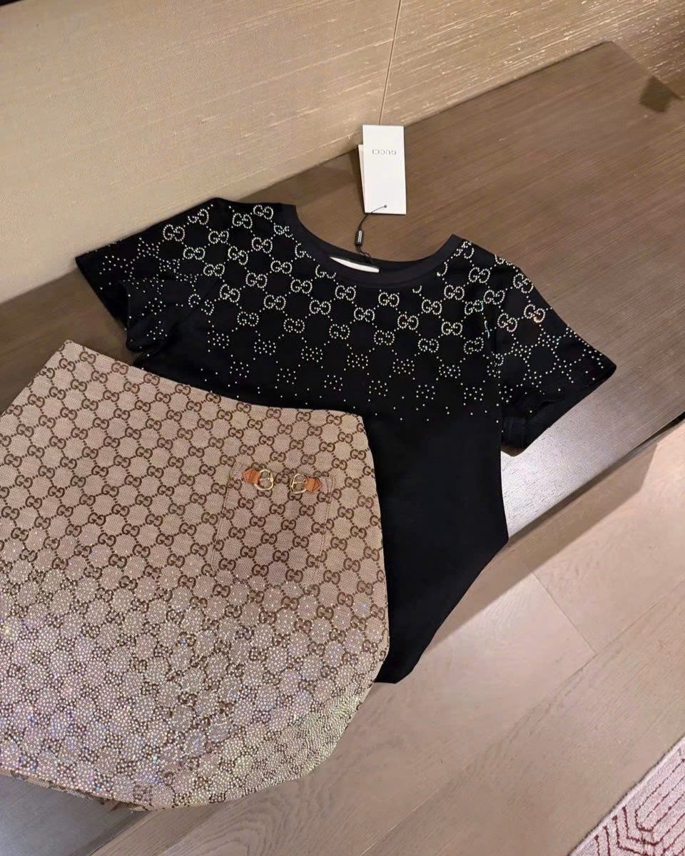 Set áo tay ngắn đen trắng váy nâu ngắn đính đá Gucci 7