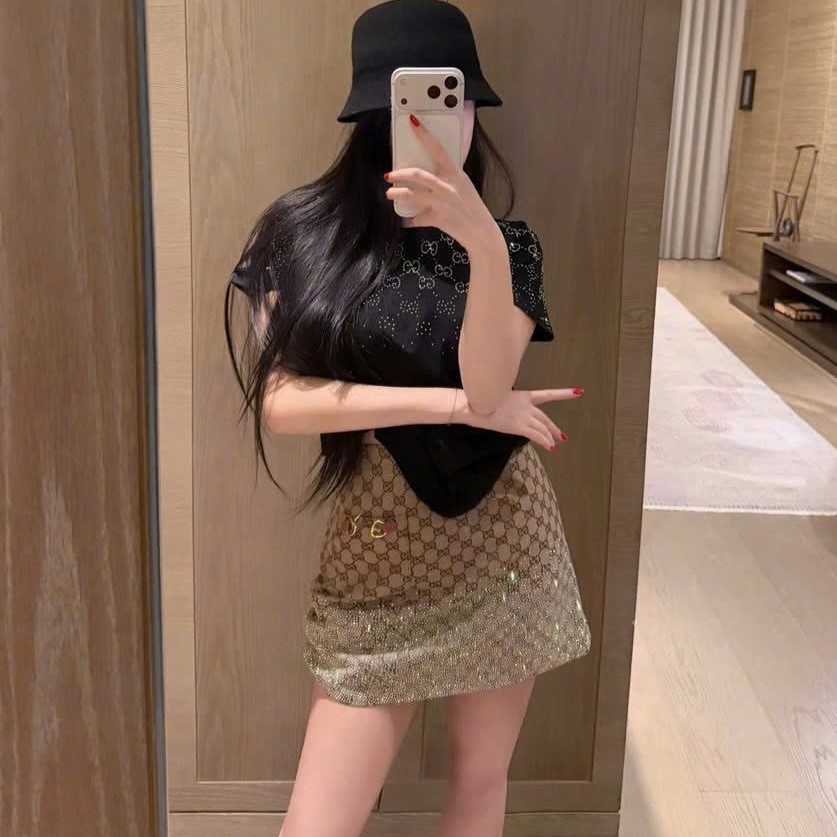 Set áo tay ngắn đen trắng váy nâu ngắn đính đá Gucci 8