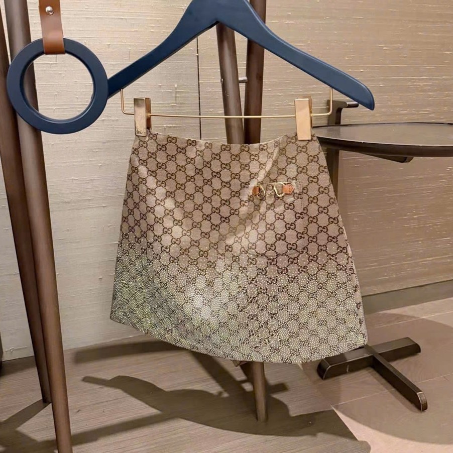 Set áo tay ngắn đen trắng váy nâu ngắn đính đá Gucci 9