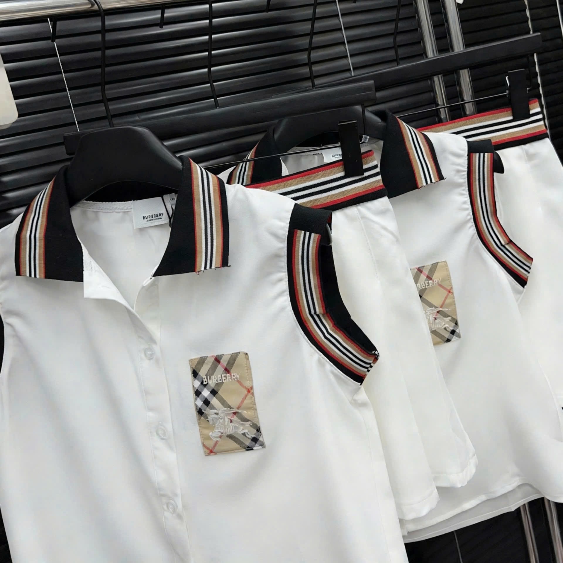 Set áo sát nách váy ngắn trắng nữ Burberry 1