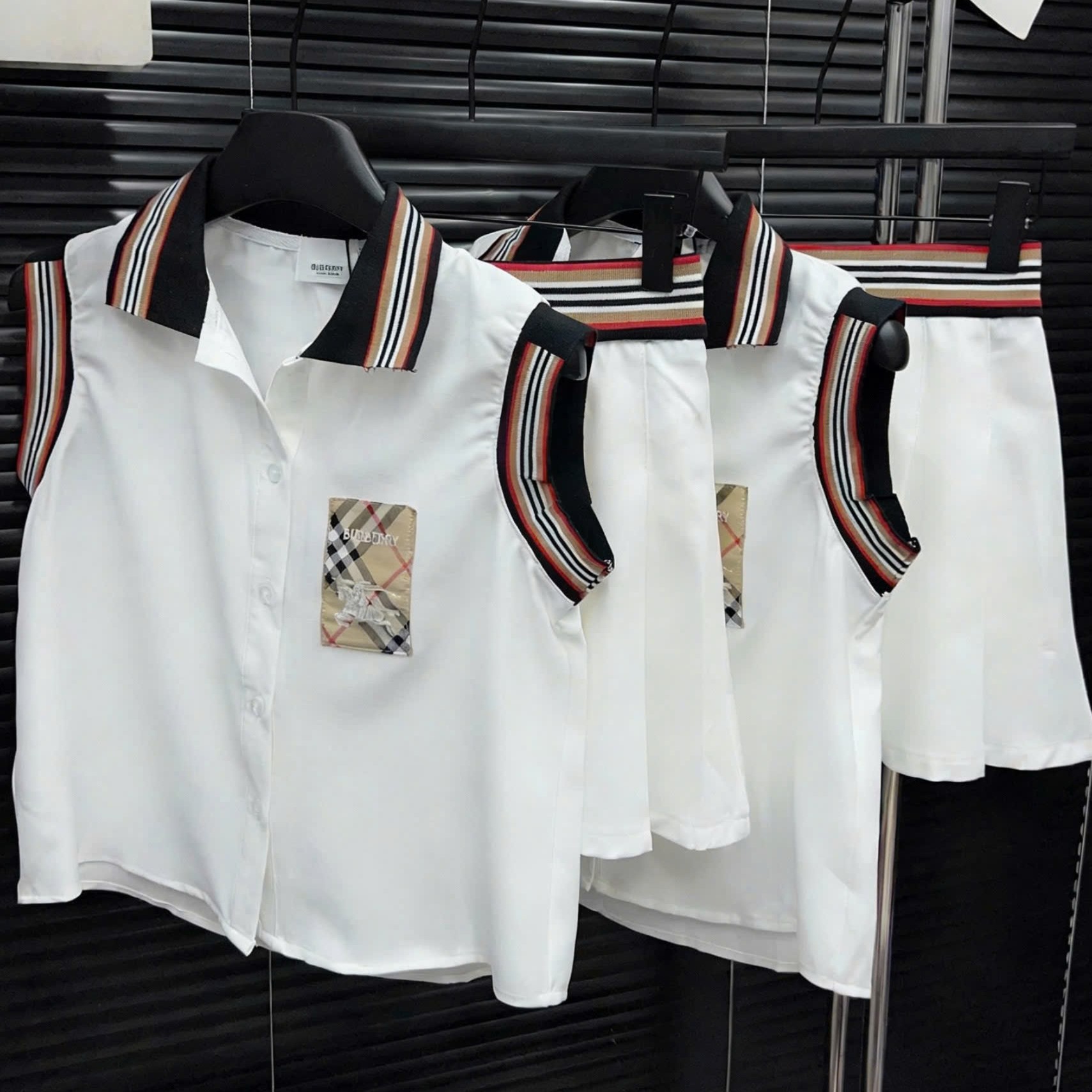 Set áo sát nách váy ngắn trắng nữ Burberry 3