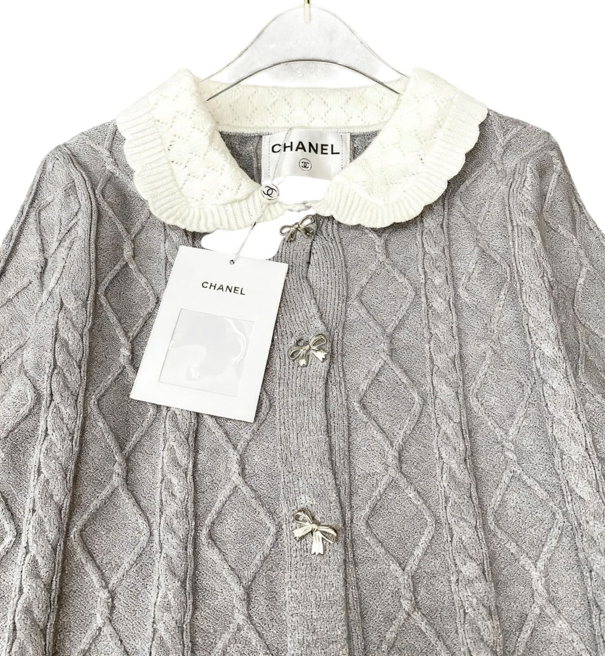 Set áo cổ trắng váy ngắn xám Chanel 2