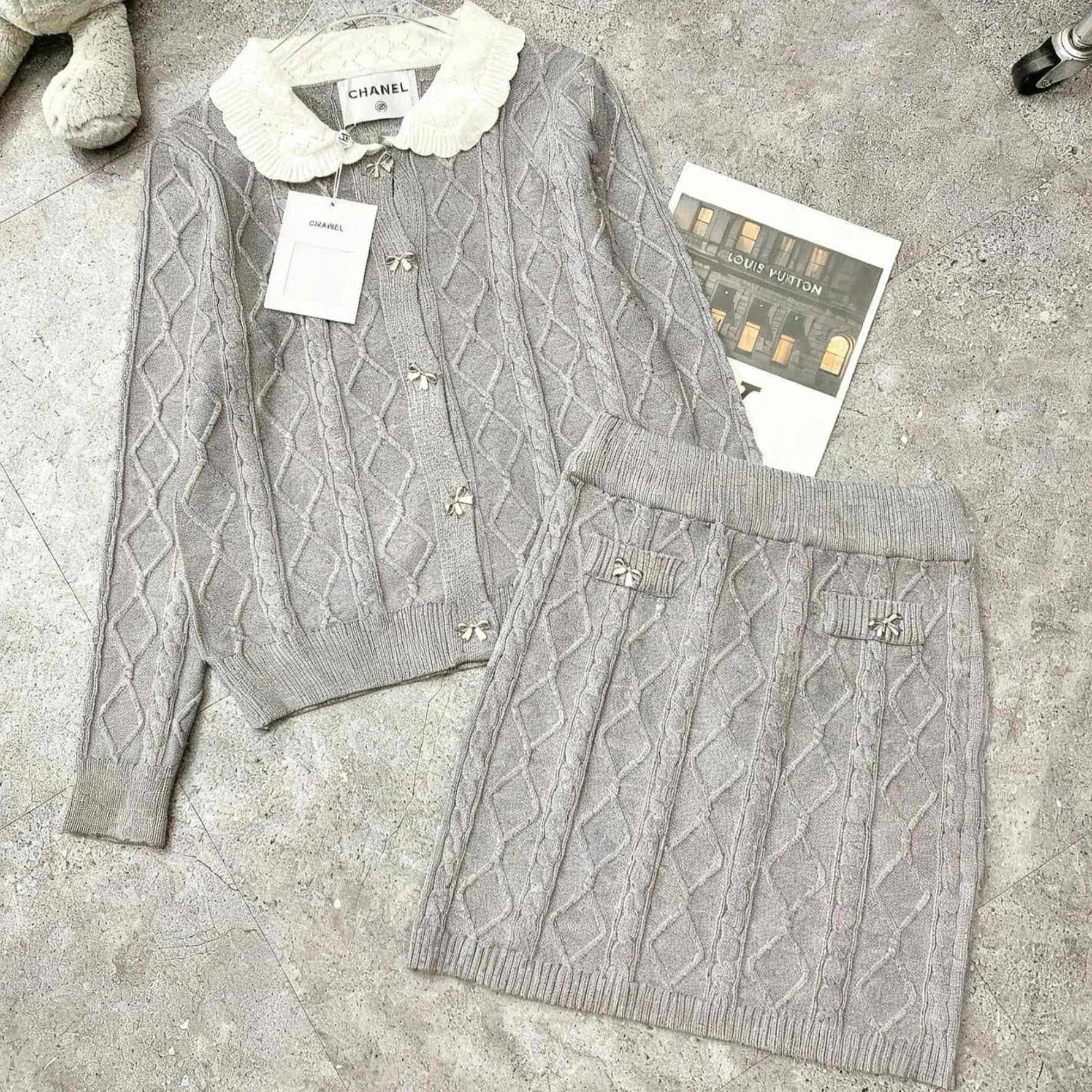 Set áo cổ trắng váy ngắn xám Chanel 7