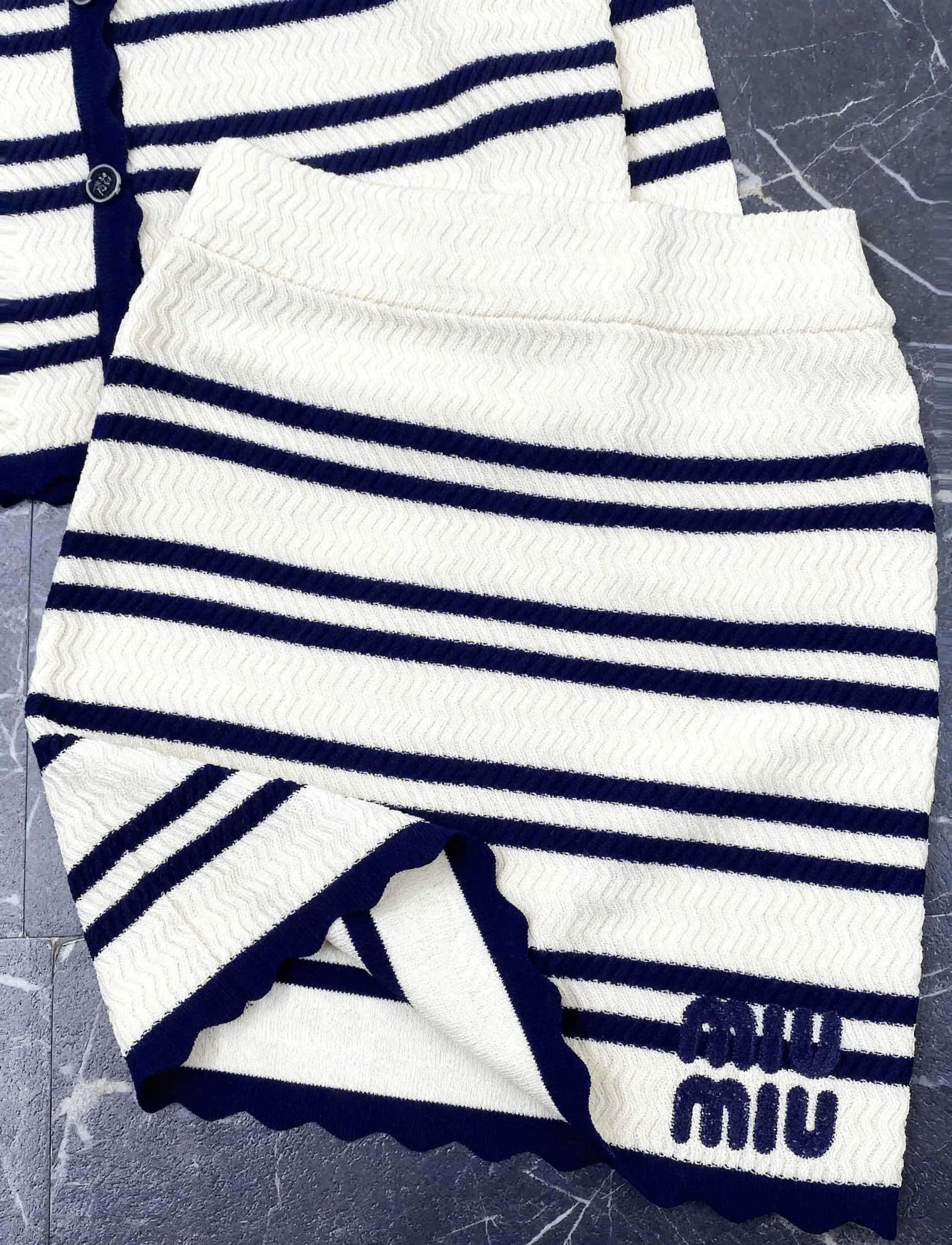 Set áo tay dài váy ngắn Miu Miu 1
