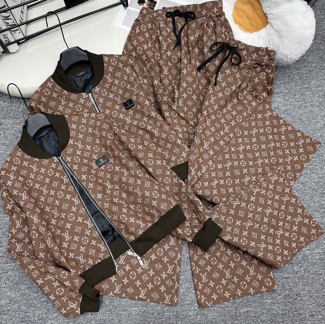 Set áo khoác quần dài suông nâu họa tiết hãng LV 4