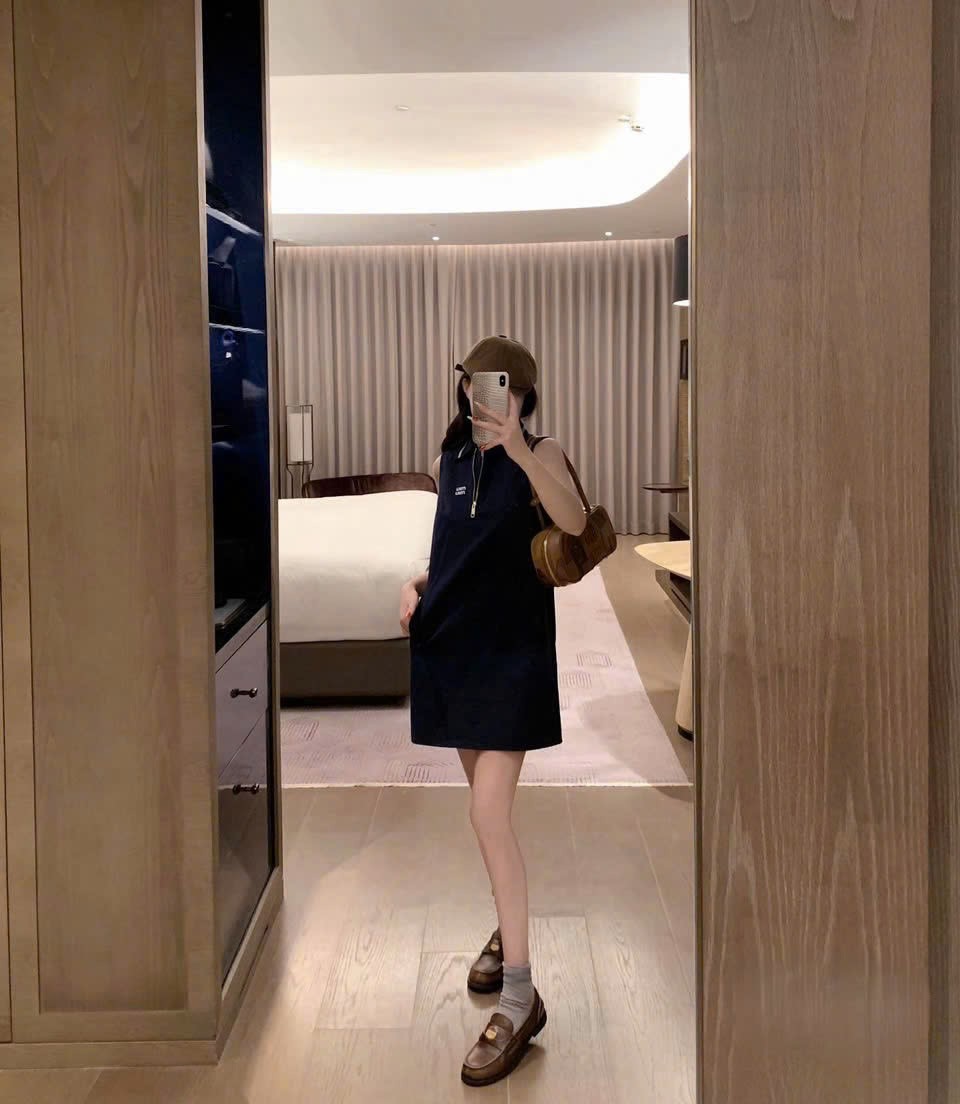 Áo đầm Miu Miu sát nách cổ bẻ trắng và đen 2