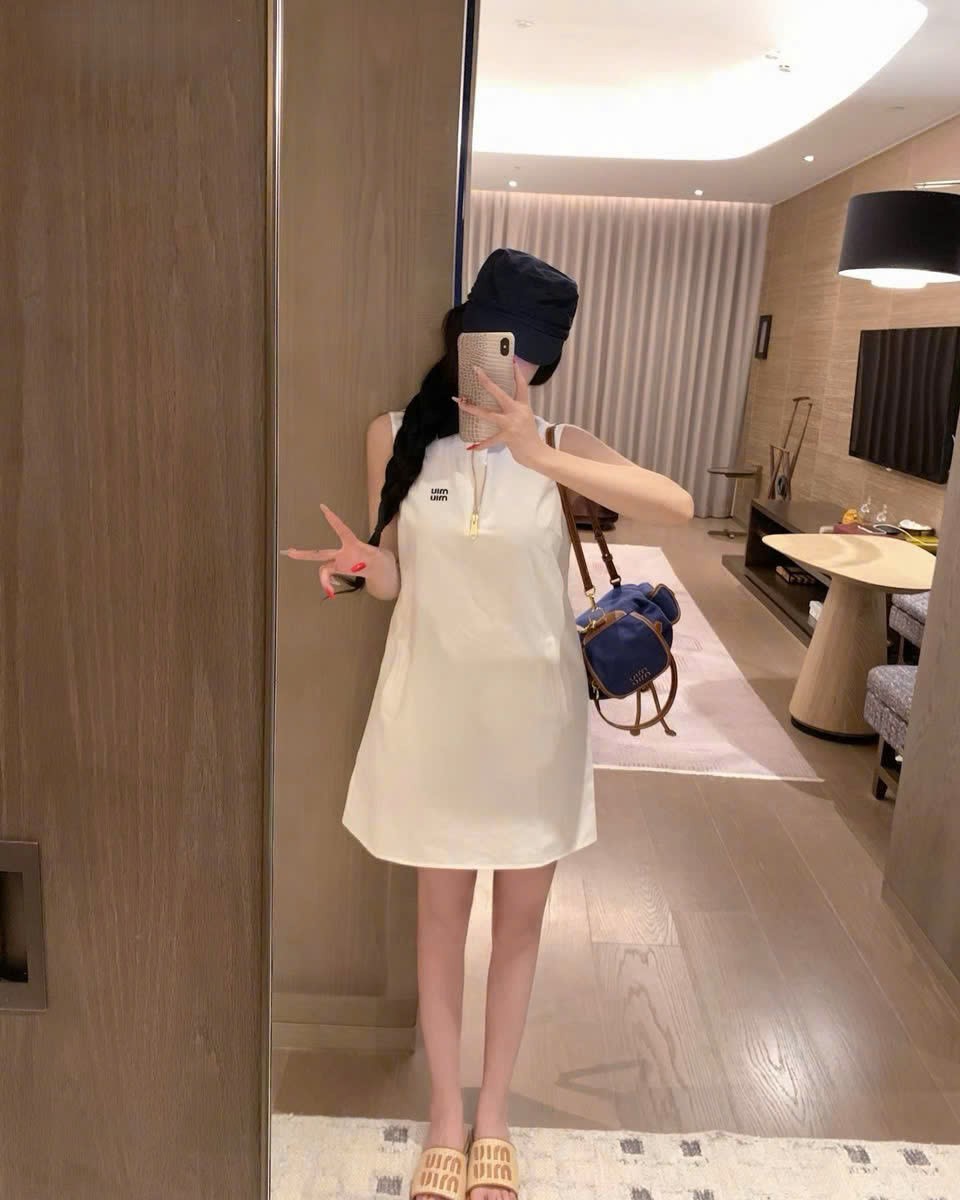 Áo đầm Miu Miu sát nách cổ bẻ trắng và đen 4