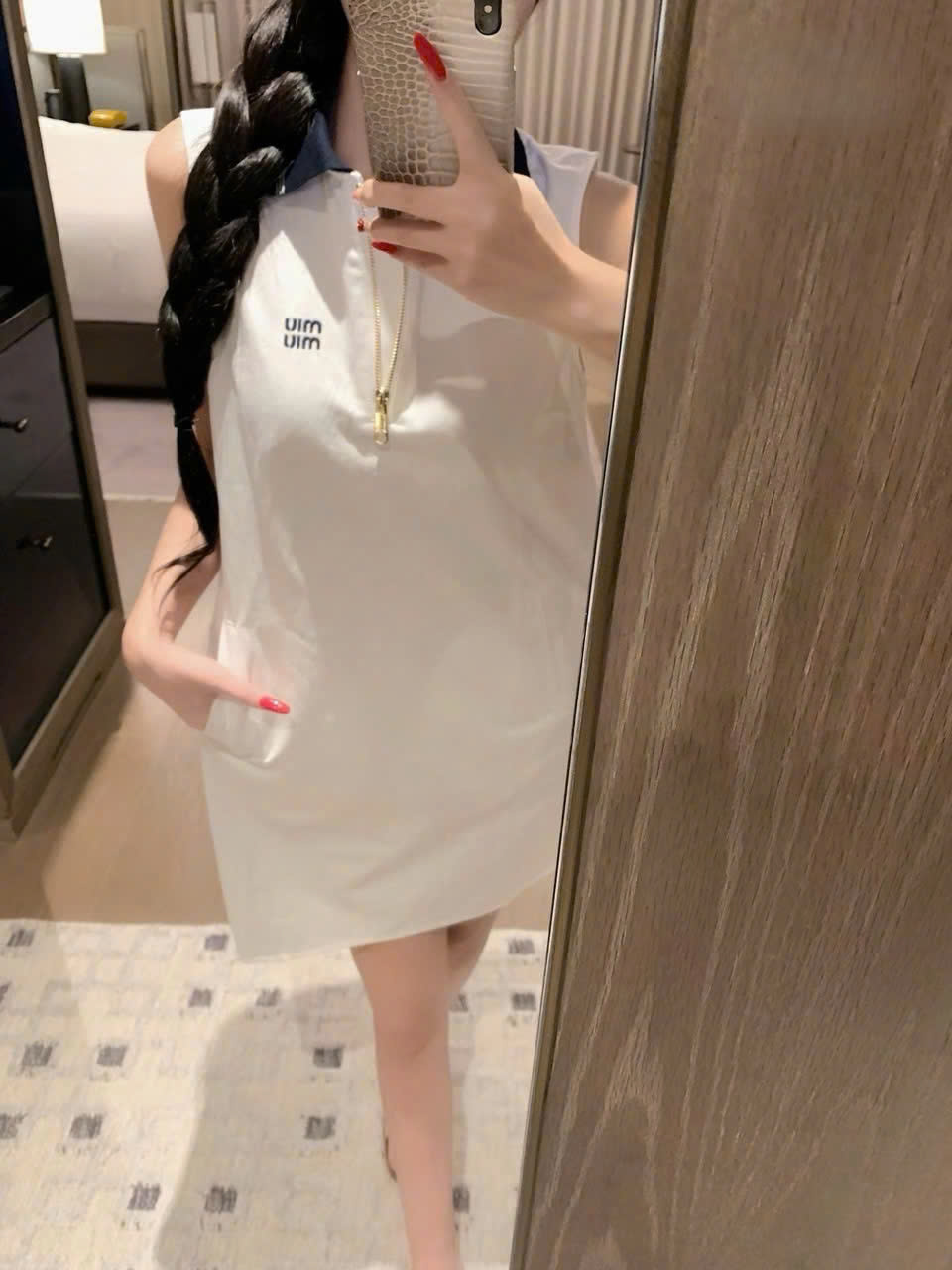 Áo đầm Miu Miu sát nách cổ bẻ trắng và đen 5
