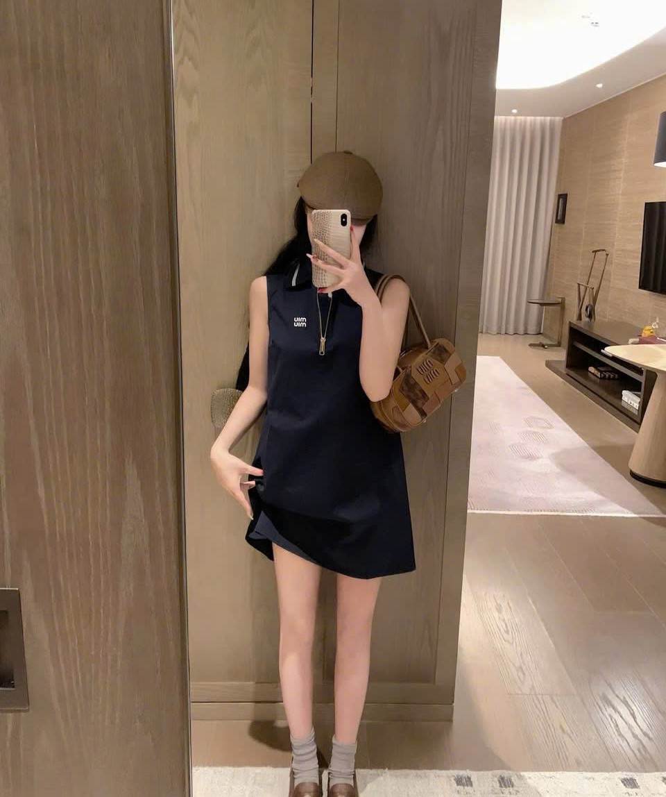 Áo đầm Miu Miu sát nách cổ bẻ trắng và đen 6