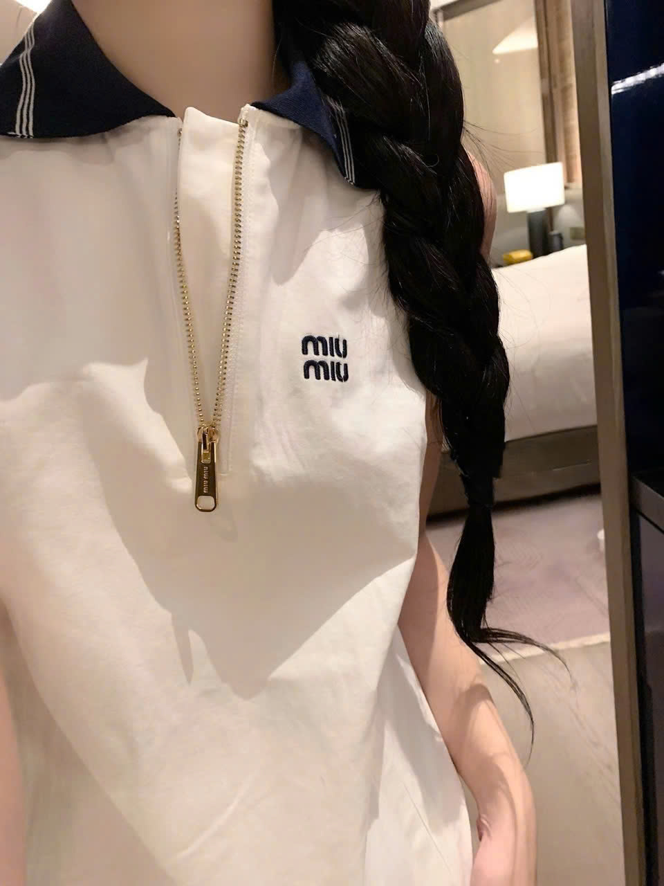 Áo đầm Miu Miu sát nách cổ bẻ trắng và đen 7