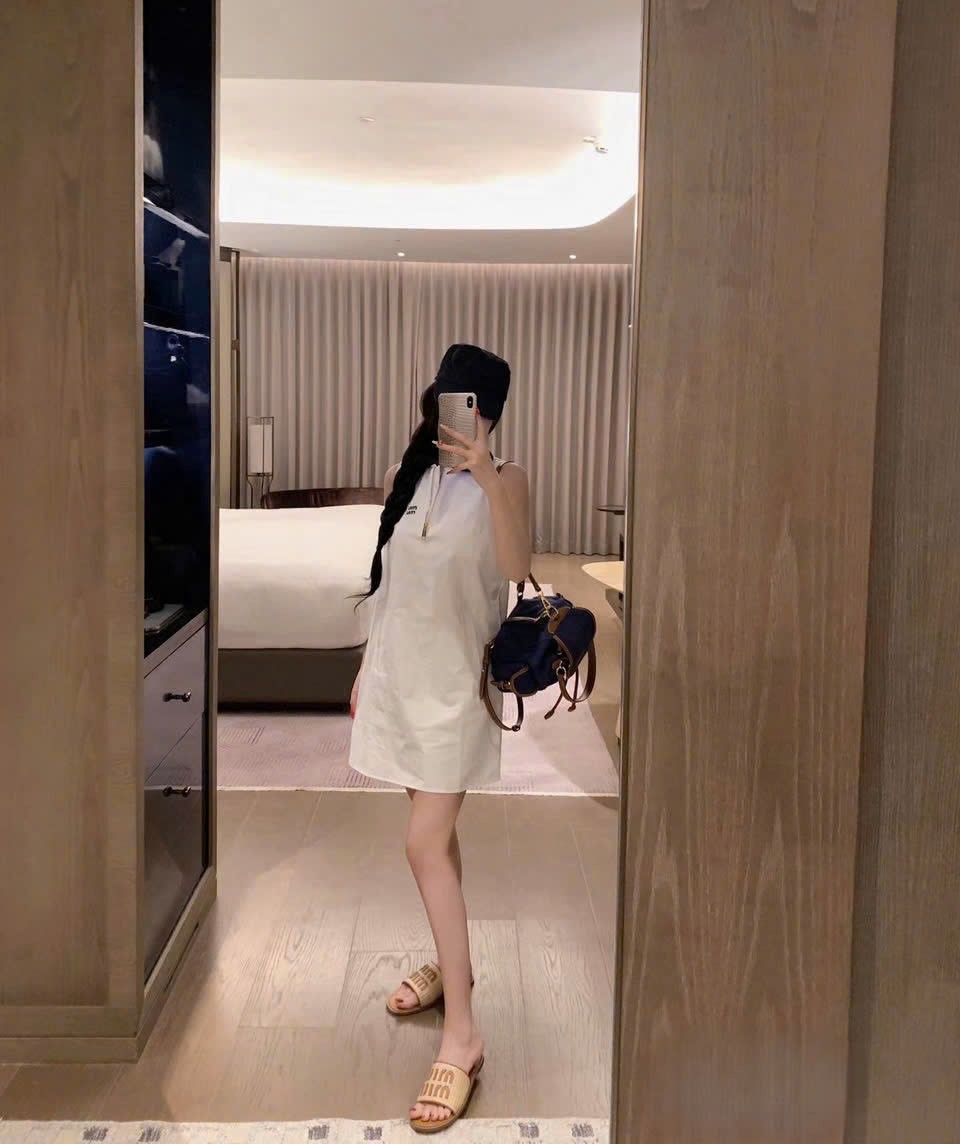 Áo đầm Miu Miu sát nách cổ bẻ trắng và đen 8