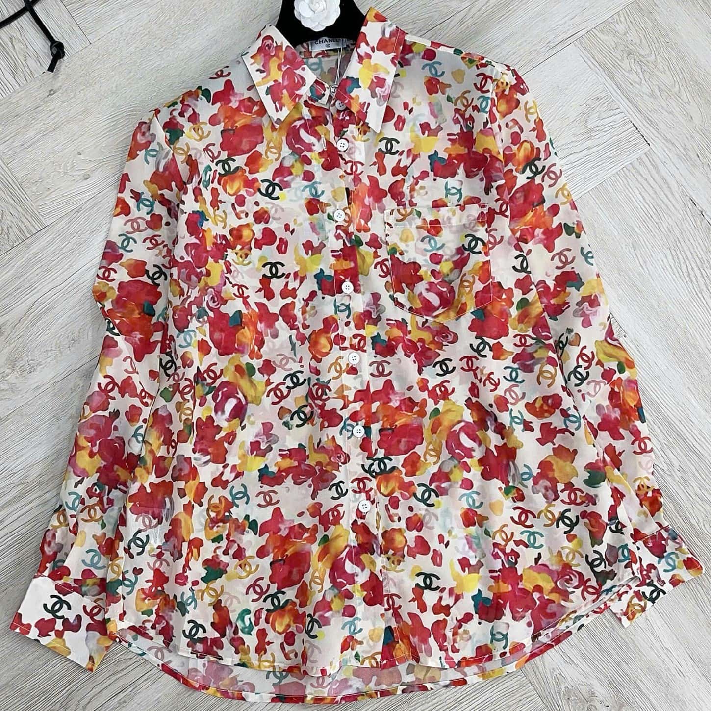Áo sơ mi họa tiết hoa đỏ Chanel 5