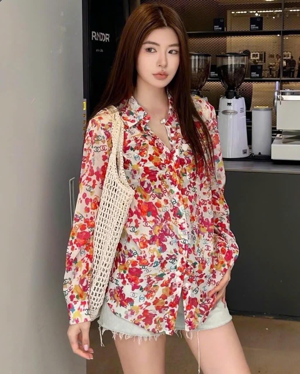 Áo sơ mi họa tiết hoa đỏ Chanel 2