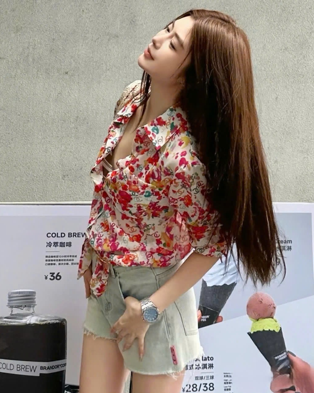 Áo sơ mi họa tiết hoa đỏ Chanel 8