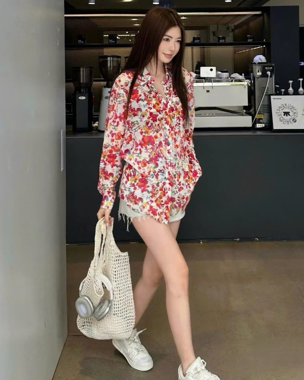Áo sơ mi họa tiết hoa đỏ Chanel 12