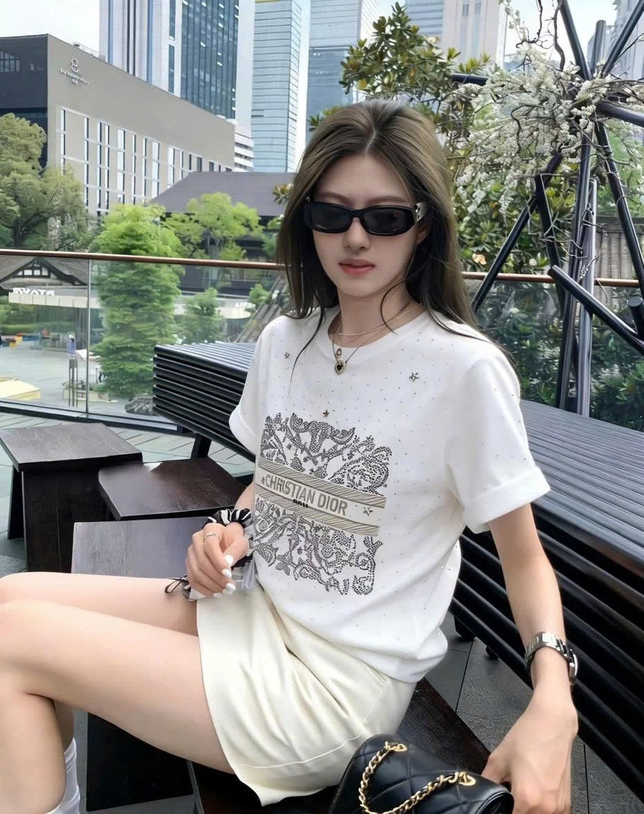 Áo thun nữ tay ngắn cổ tròn họa tiết hãng Dior 1