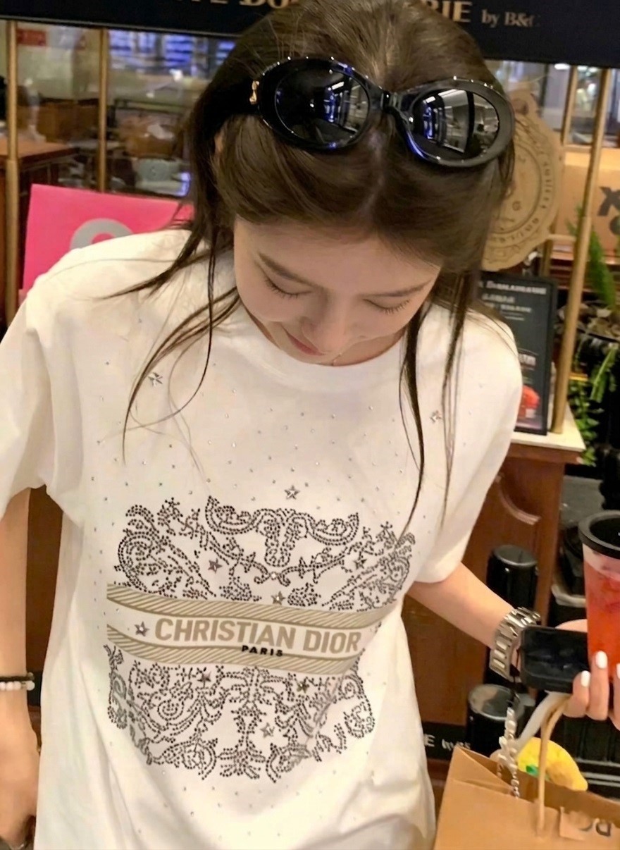 Áo thun nữ tay ngắn cổ tròn họa tiết hãng Dior 6