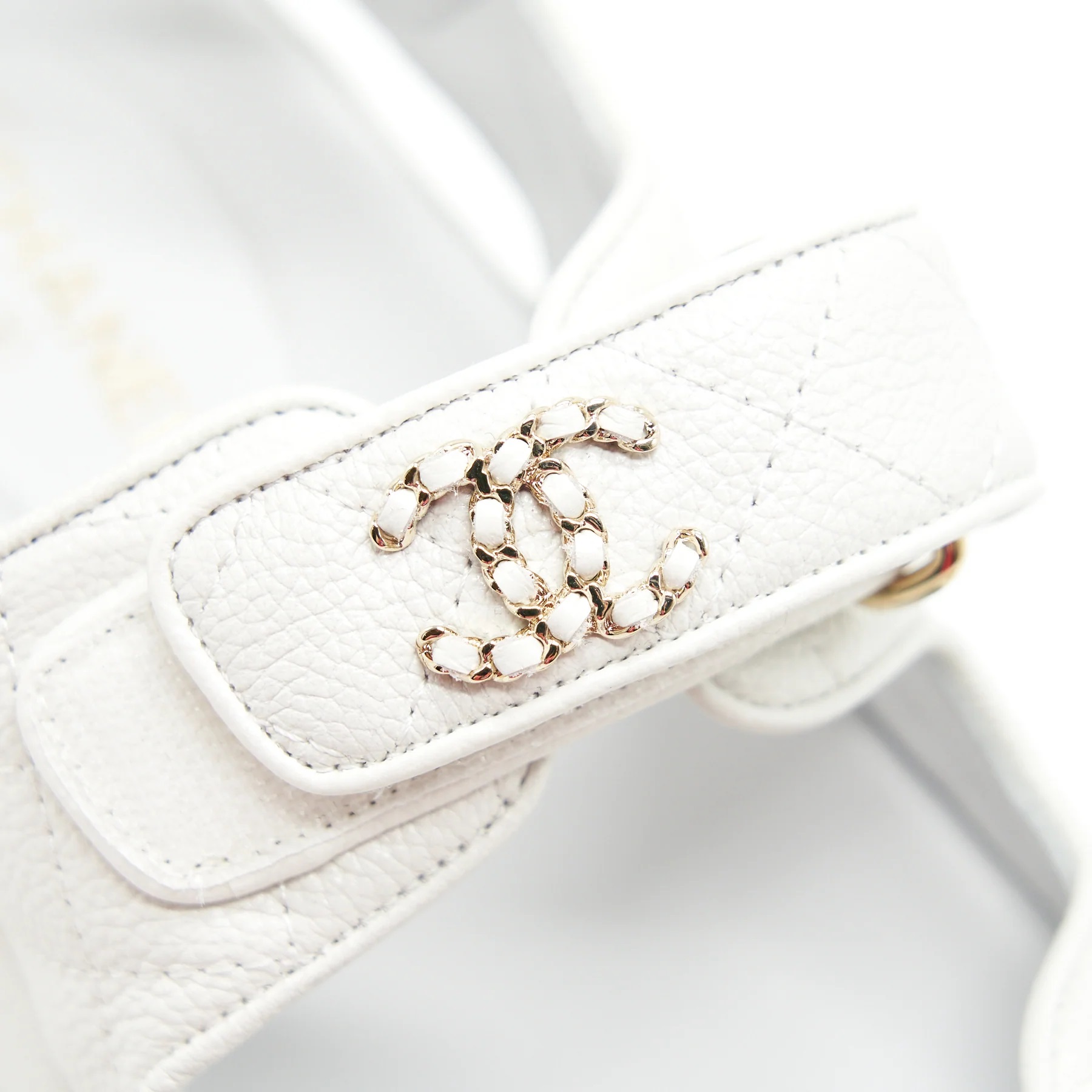 sandal chanel trắng