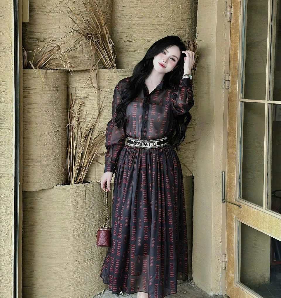 Set áo sơ mi váy dáng dài lưng thun Dior 2