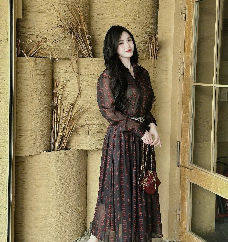 Set áo sơ mi váy dáng dài lưng thun Dior 5