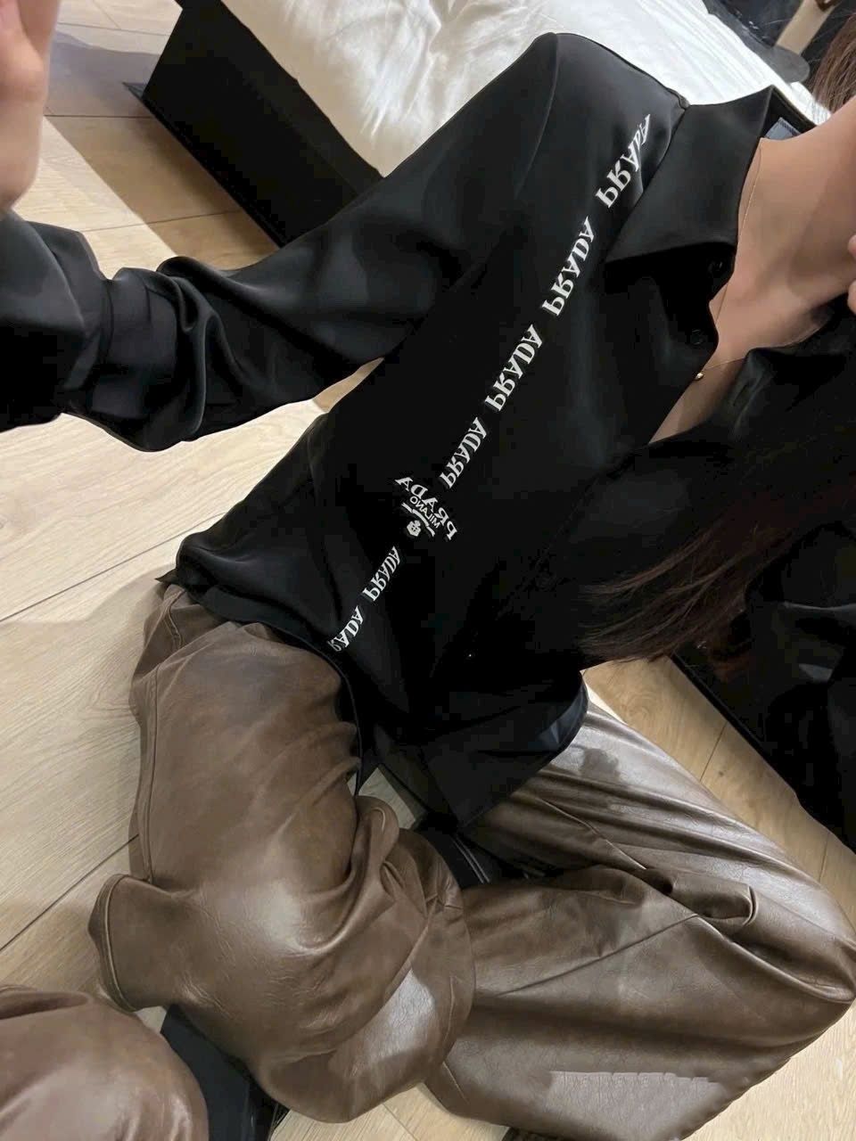 Áo sơ mi lụa nữ màu đen Prada 12