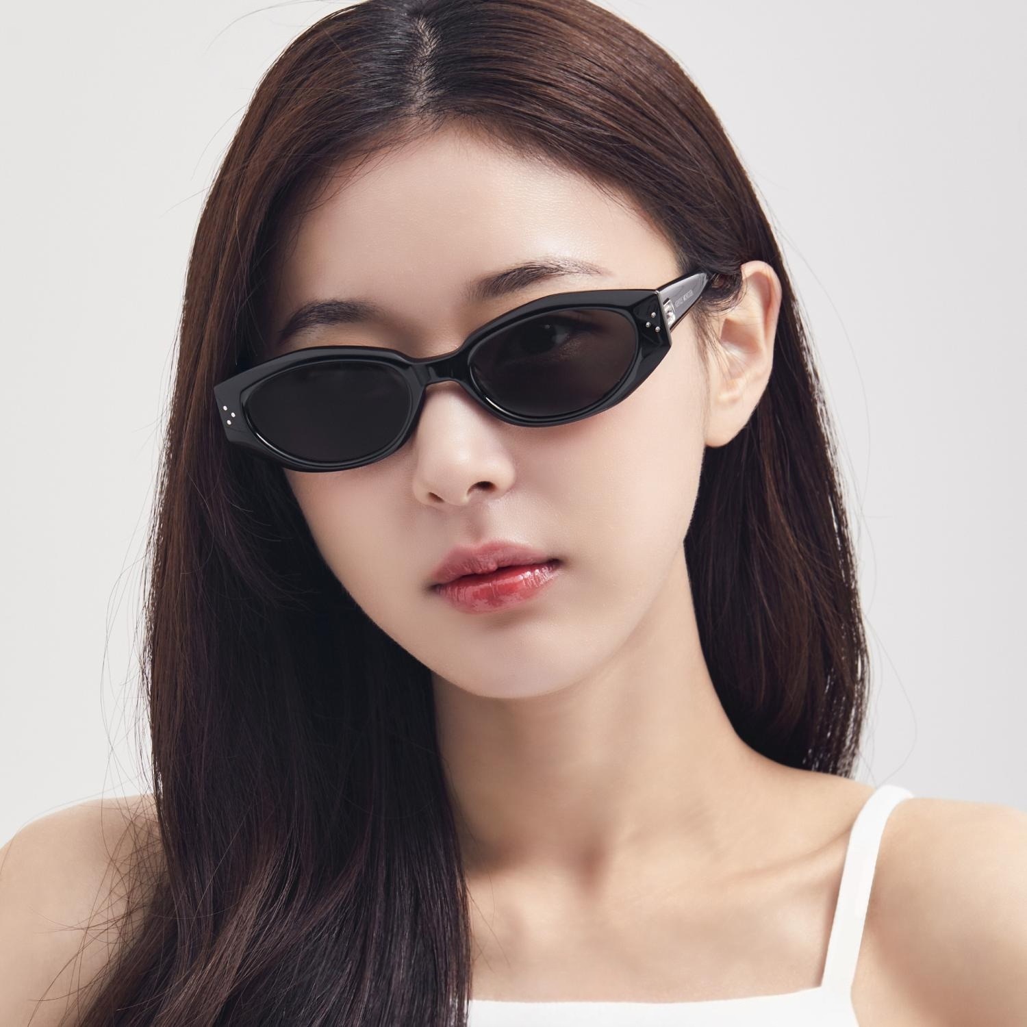 Kính mát Gentle Monster Dada 01 Black Lenses Butterfly Shape Black Acetate Frame 14