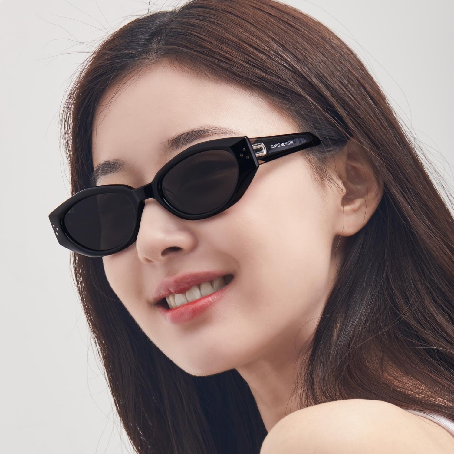 Kính mát Gentle Monster Dada 01 Black Lenses Butterfly Shape Black Acetate Frame 15