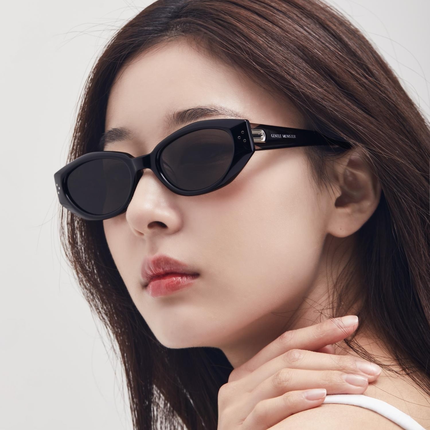 Kính mát Gentle Monster Dada 01 Black Lenses Butterfly Shape Black Acetate Frame 21