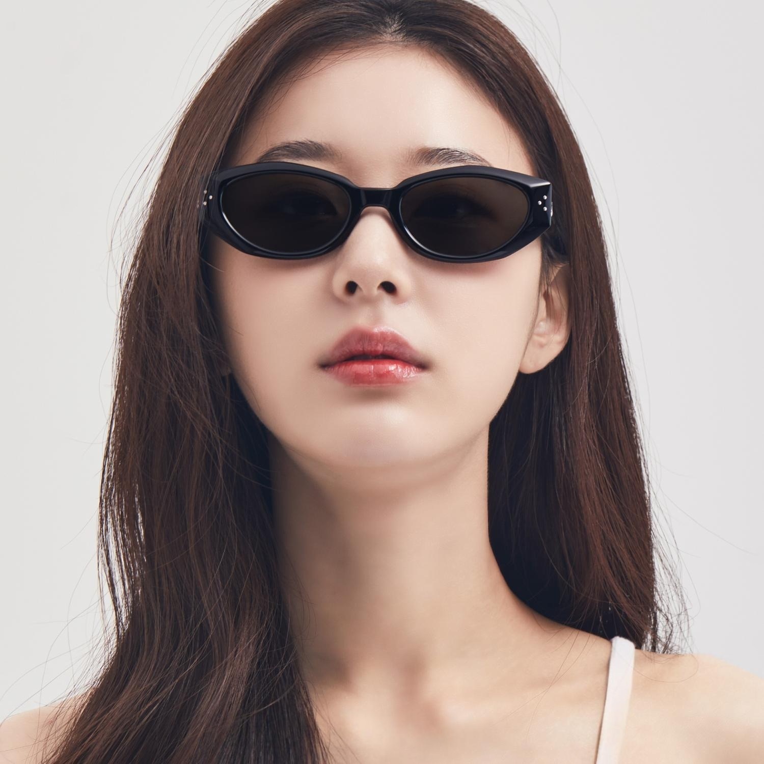 Kính mát Gentle Monster Dada 01 Black Lenses Butterfly Shape Black Acetate Frame 23