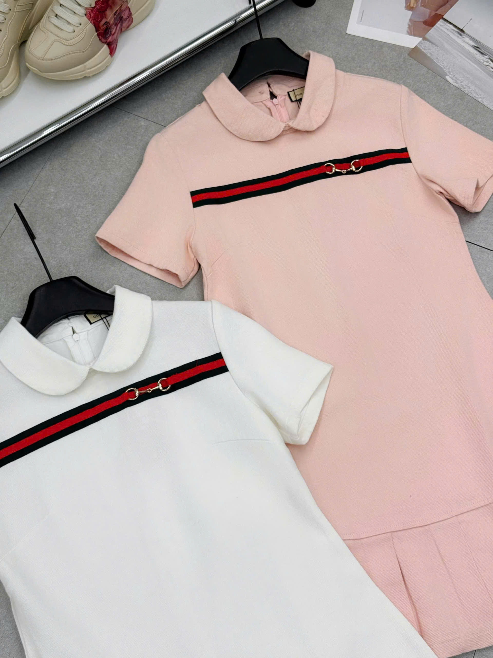 Áo đầm thun có cổ trắng và hồng phấn Gucci 1