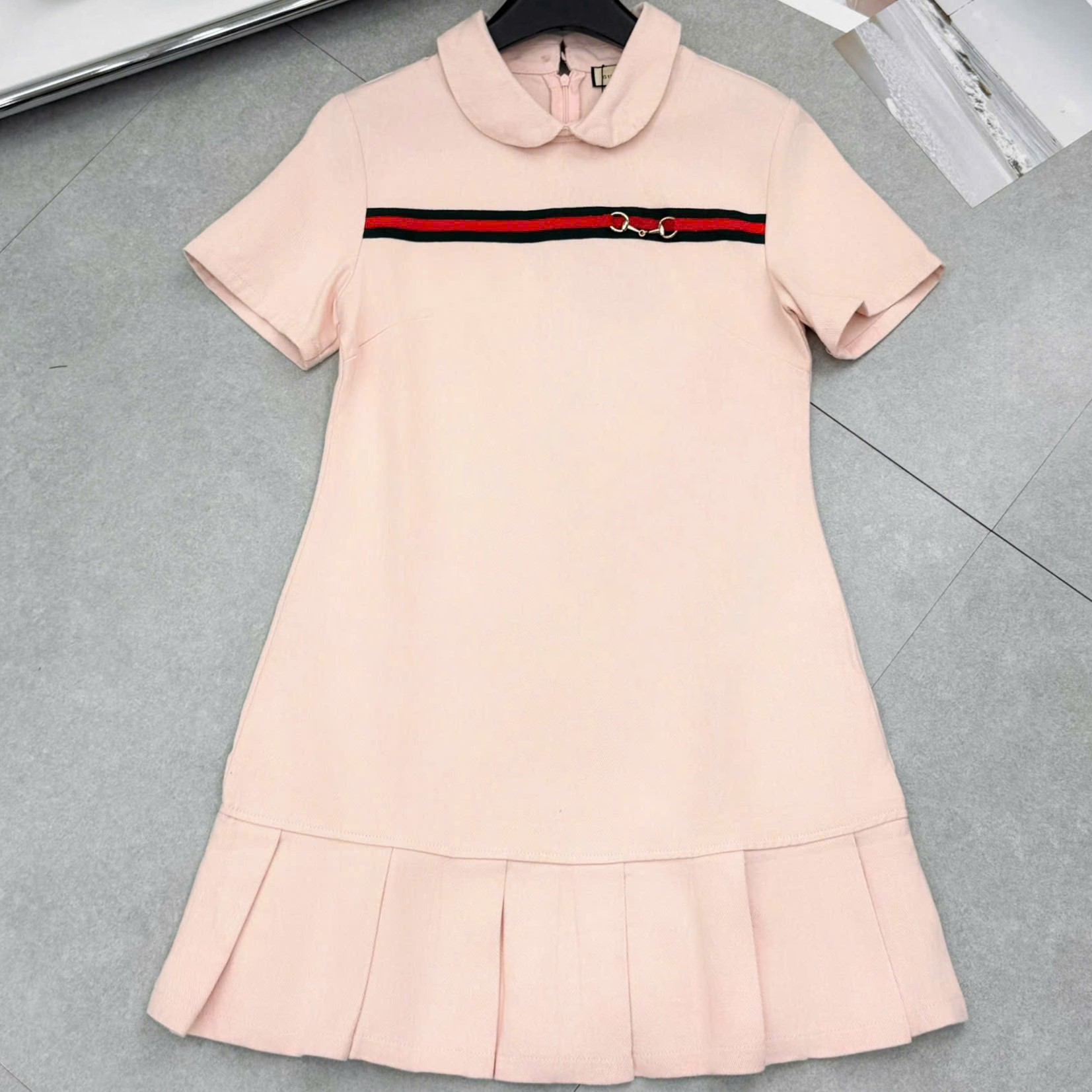 Áo đầm thun có cổ trắng và hồng phấn Gucci 7