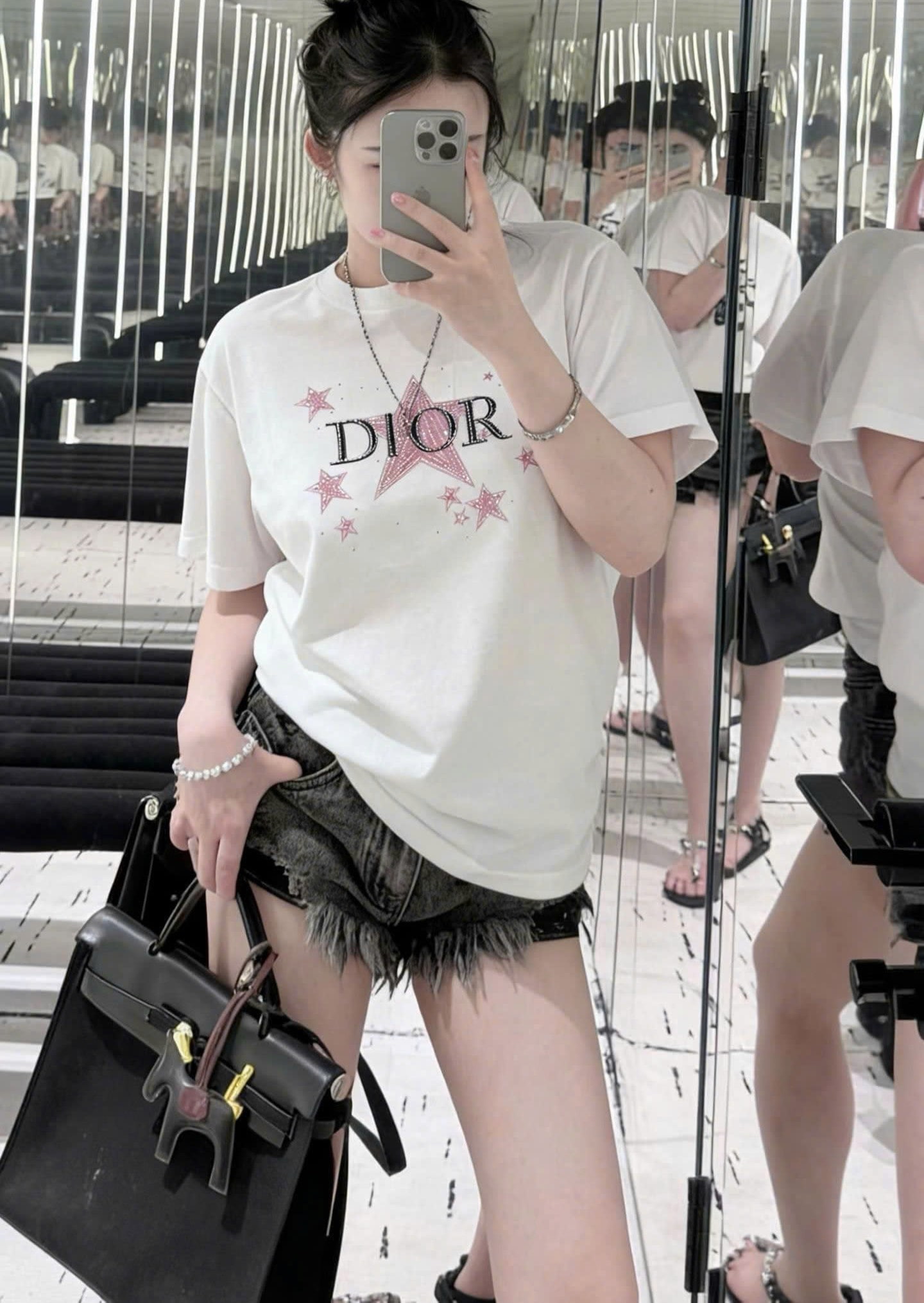 Áo thun trắng họa tiết hồng hãng Dior 2