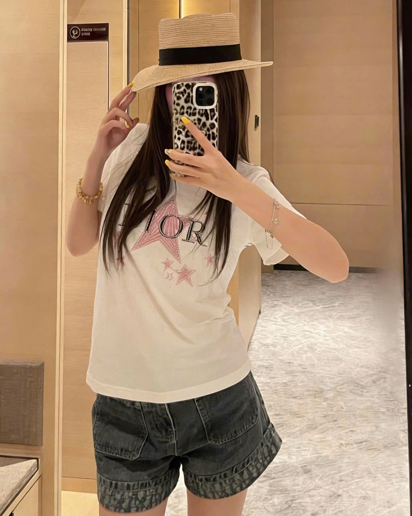 Áo thun trắng họa tiết hồng hãng Dior 3