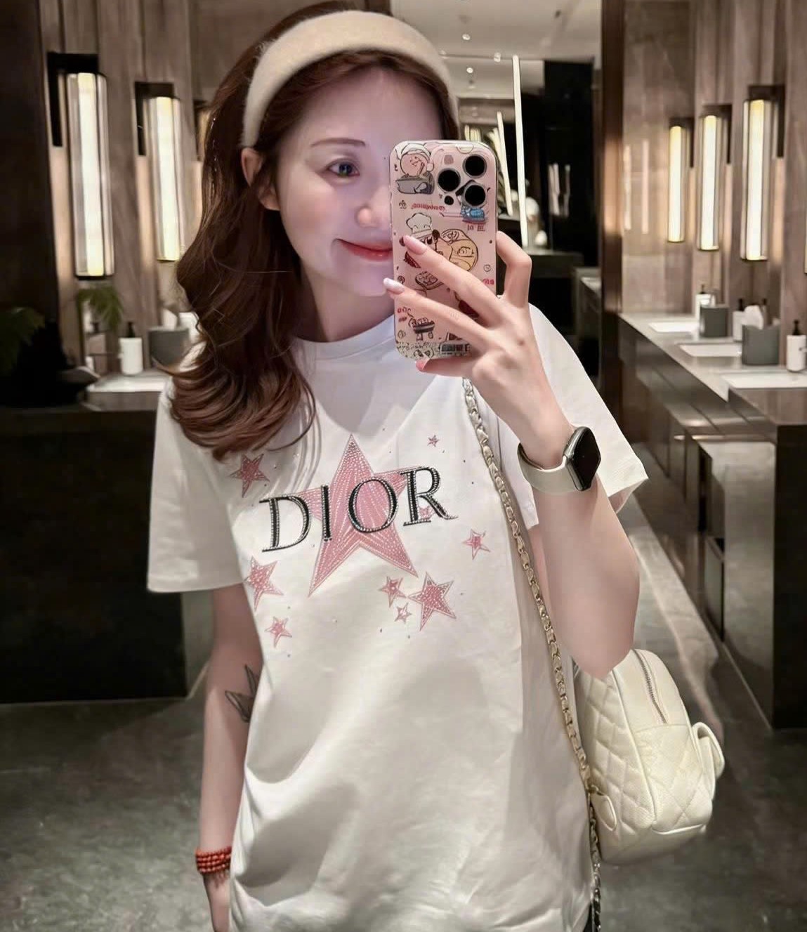 Áo thun trắng họa tiết hồng hãng Dior 4