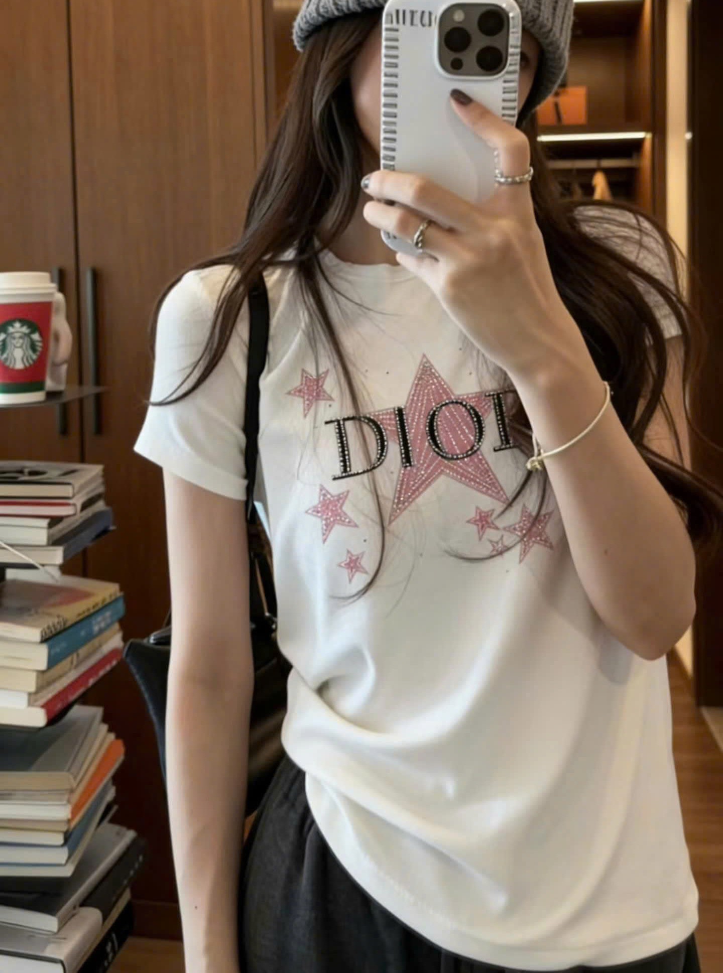 Áo thun trắng họa tiết hồng hãng Dior 5