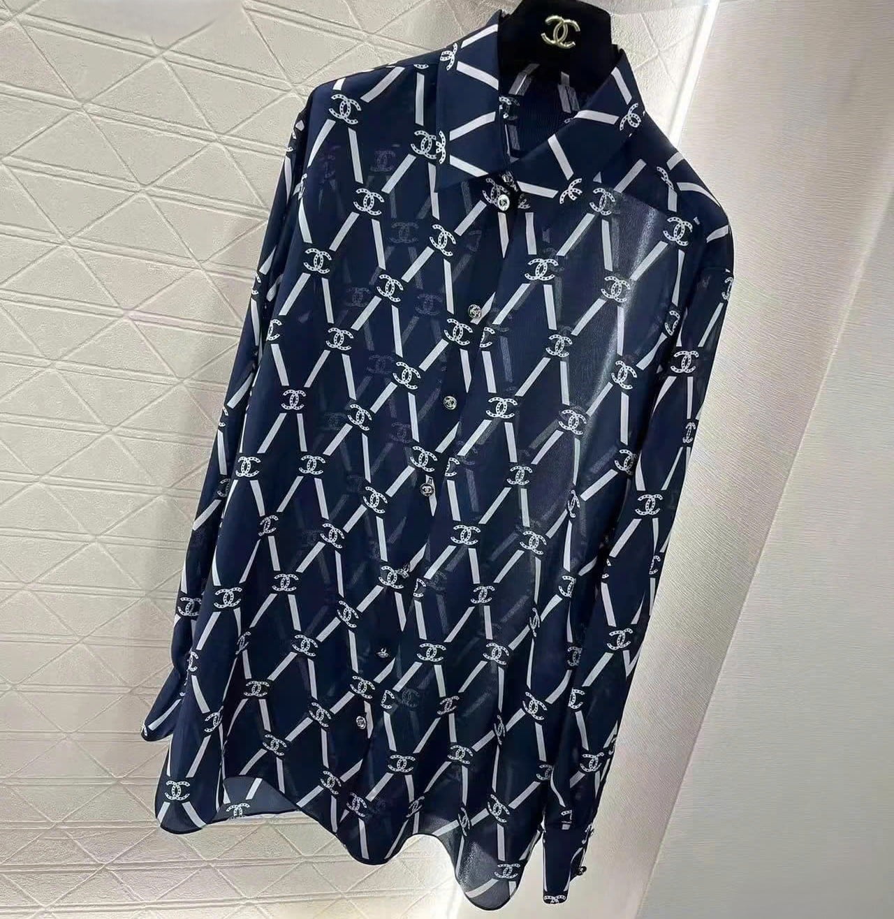 Áo sơ mi xanh dương đậm phối họa tiết logo trắng sọc chéo hãng Chanel 1
