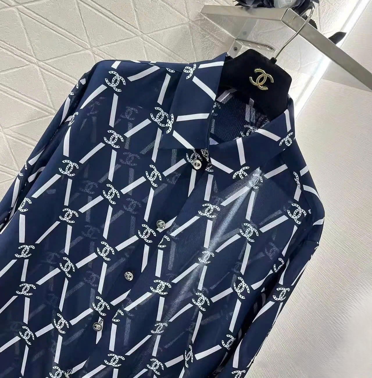 Áo sơ mi xanh dương đậm phối họa tiết logo trắng sọc chéo hãng Chanel 2