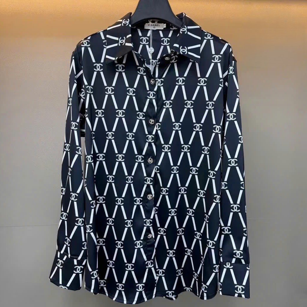 Áo sơ mi xanh dương đậm phối họa tiết logo trắng sọc chéo hãng Chanel 7